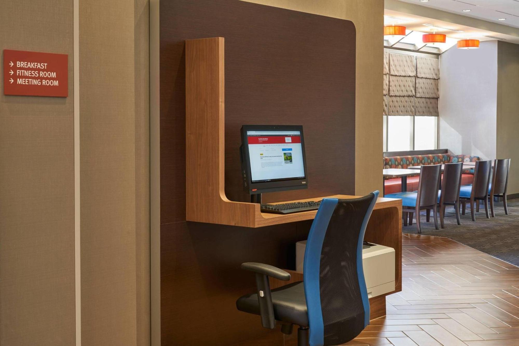 Towneplace Suites By Marriott Windsor Exterior foto